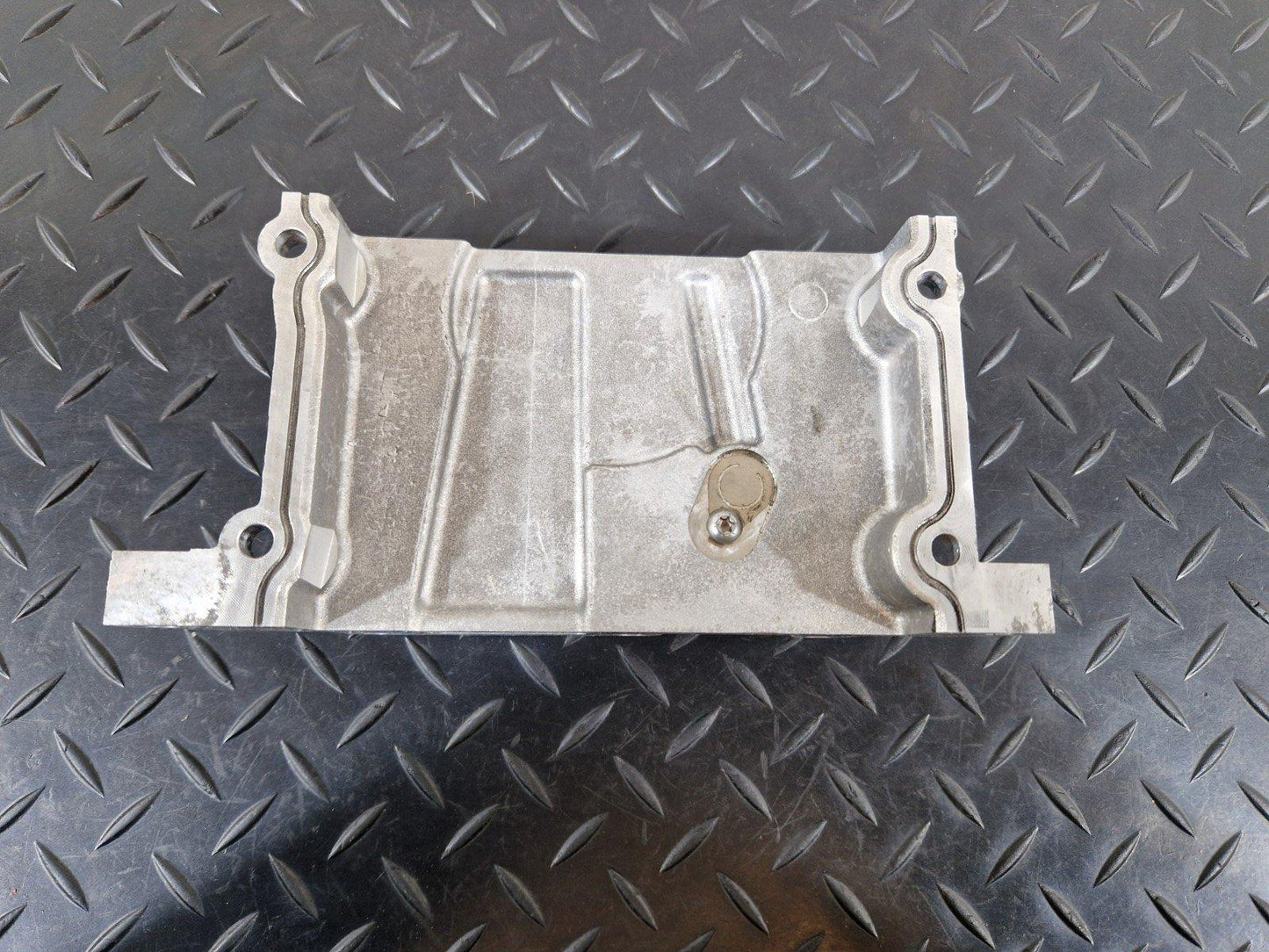 15-18 AUDI A7 4G GENUINE V6 3.0TDI CRT CYLINDER HEAD END PLATE 059109122AA