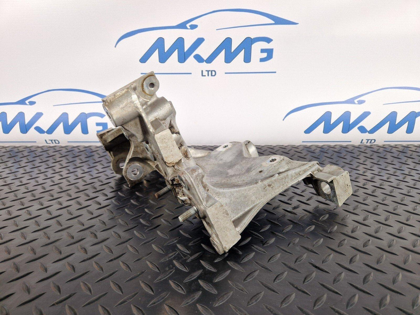 16-19 AUDI A4 B9 FRONT LEFT N/S LEFT SIDE ENGINE MOUNT BRACKET 8W0399295E