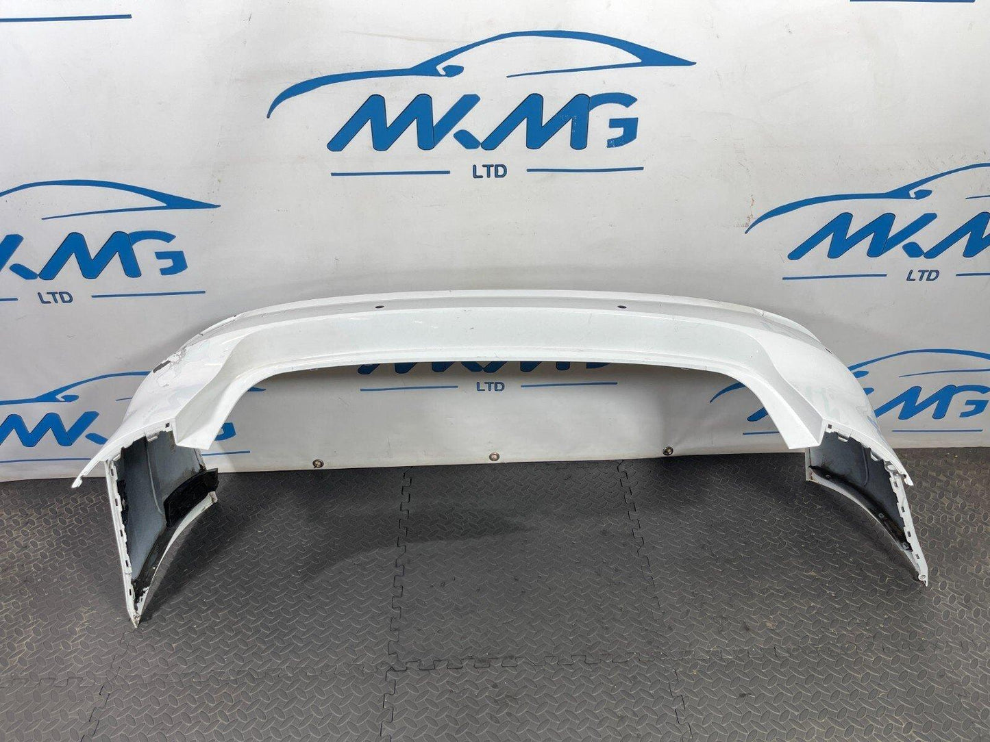16-19 AUDI A4 B9 ULTRA SE GENUINE REAR BUMPER IN WHITE (DAMAGED)