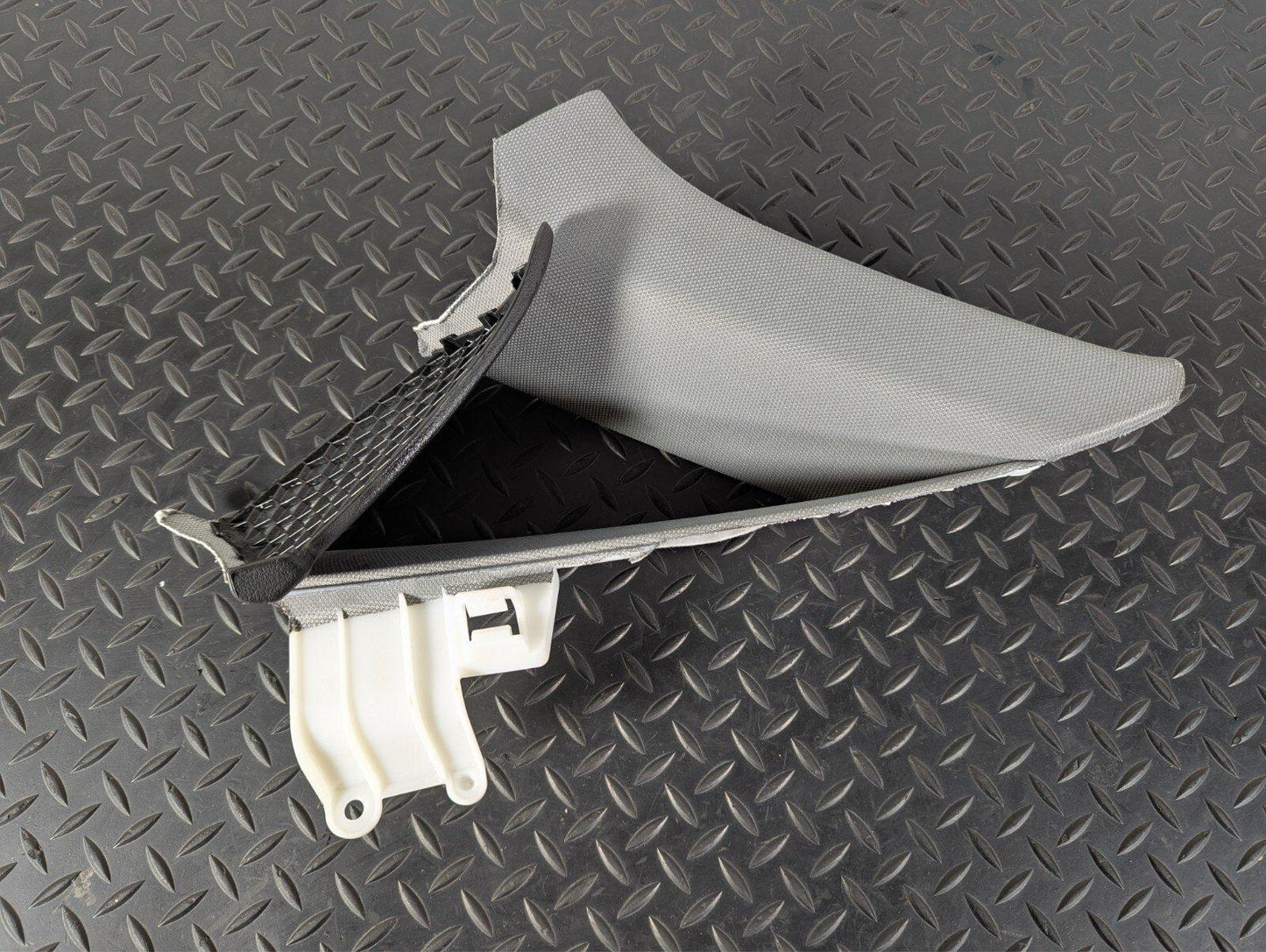 16-19 AUDI A4 B9 SALOON GENUINE OEM REAR RIGHT O/S  C-PILLAR TRIM 8W5867288