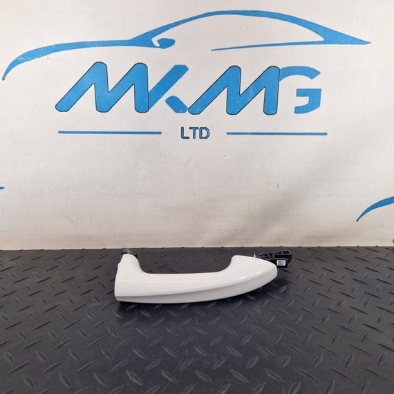18-ON MERCEDES BENZ A CLASS W177 FRONT RIGHT DRIVER SIDE DOOR HANDLE IN WHITE