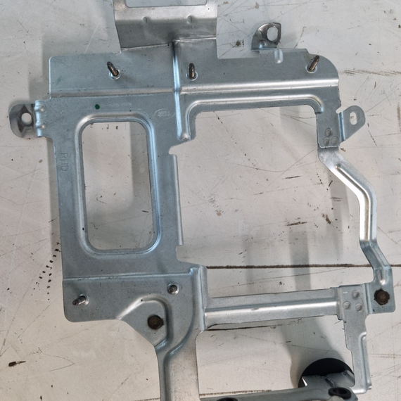 19-ON RANGE ROVER EVOQUE L551 BODY CONTROL MODULE BRACKET MOUNT M8D214D142BB