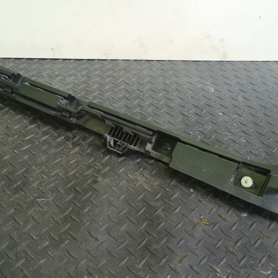 11-16 BMW M5 F10 4DR GENUINE PASSENGER LEFT SIDE SILL BRACKET HOLDER 7204021