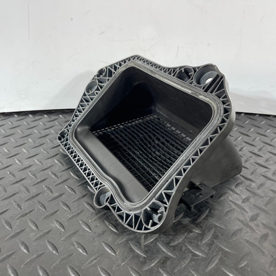 16-19 AUDI A4 B9 SALOON GENUINE FRONT AIR INTAKE DUCT VENT 8W2819904A