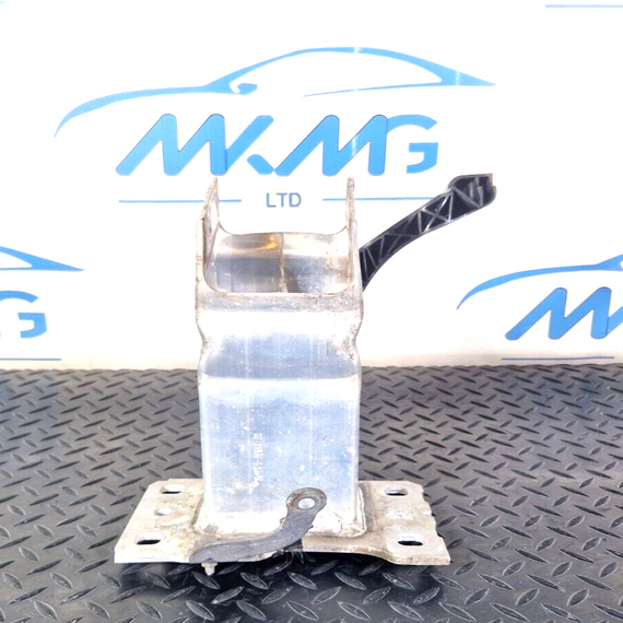 16-19 AUDI A4 B9  FRONT RIGHT BUMPER REINFORCEMENT IMPACT BRACKET 8W0807134