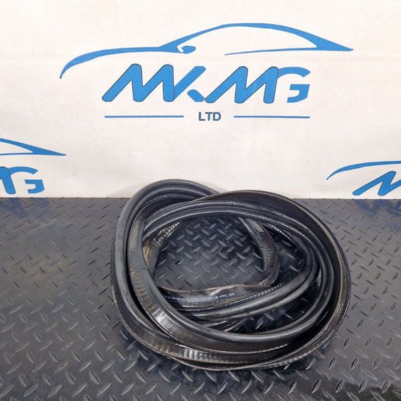 16-19 AUDI A4 B9 SALOON GENUINE TAILGATE RUBBER SEAL 8W5827705D
