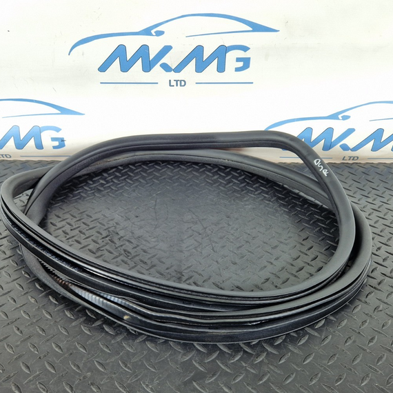 11-19 MERCEDES BENZ ML W166  LEFT REAR RUBBER DOOR SEAL A1666970151