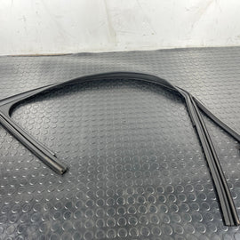 12-18 MERCEDES A-CLASS W176 FRONT RIGHT DOOR WINDOW GUIDE RAIL A1767250125