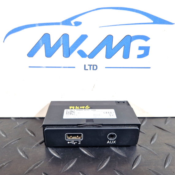 16-19 AUDI A4 B9 S-LINE CONNECTION DEVICE USB CHARGER AND PLUG AUX IN 8W0035708