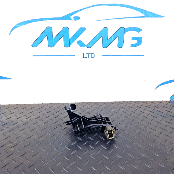 14-21 MERCEDES BENZ C200 W205 FRONT LEFT SLAM PANEL BRACKET A2055014320