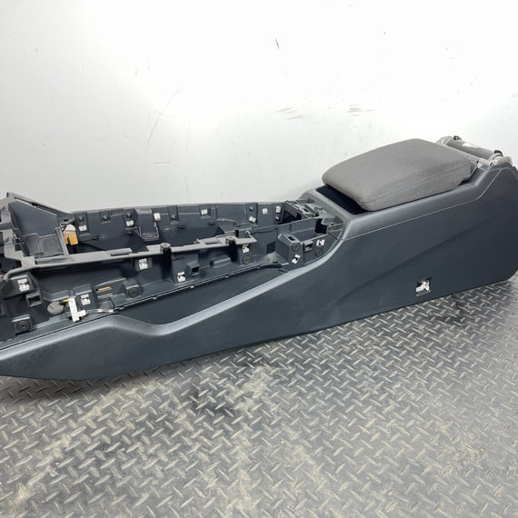 16-19 AUDI A4 B9 SALOON GENUINE CENTRE CONSOLE & ARMREST 8W28632418W0864283A