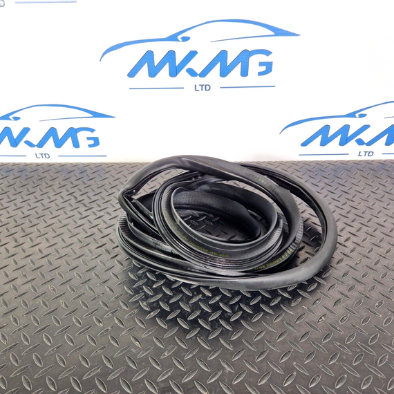 14-21 MERCEDES BENZ C220d W205 FRONT DOOR LEFT SIDE RUBBER SEAL A2056970051