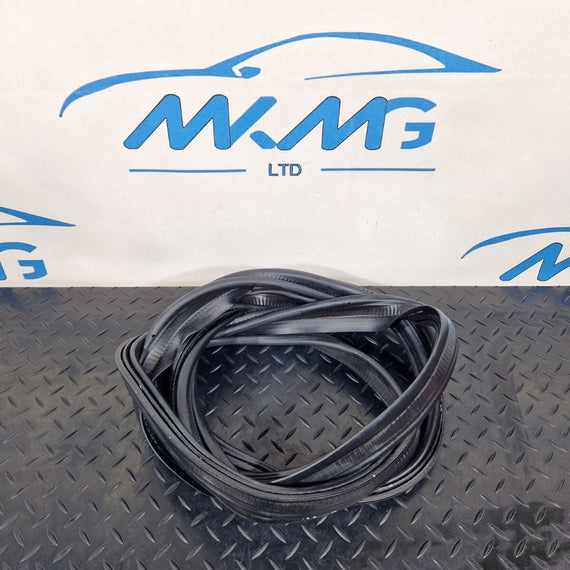 16-19 AUDI A4 B9 SALOON GENUINE TAILGATE BOOT LID RUBBER SEAL 8W5827705C