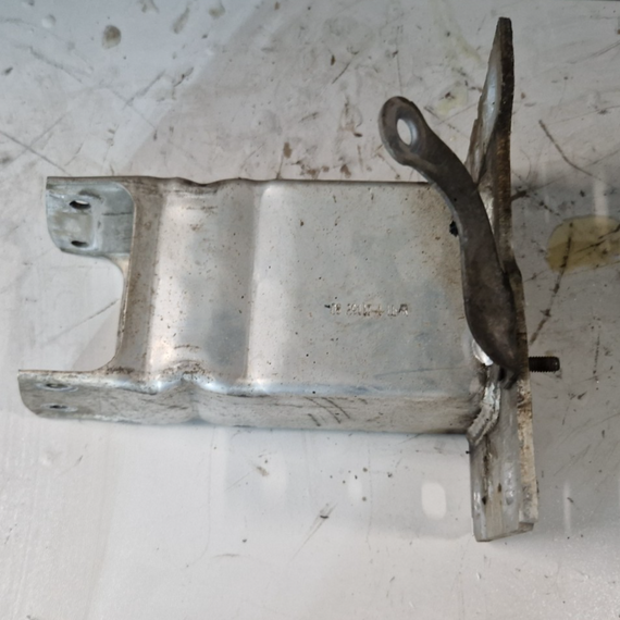 16-19 AUDI A4 B9 QUATTRO 2.0TDI OEM FRONT RIGHT REINFORCEMENT BRACKET 8W0807134