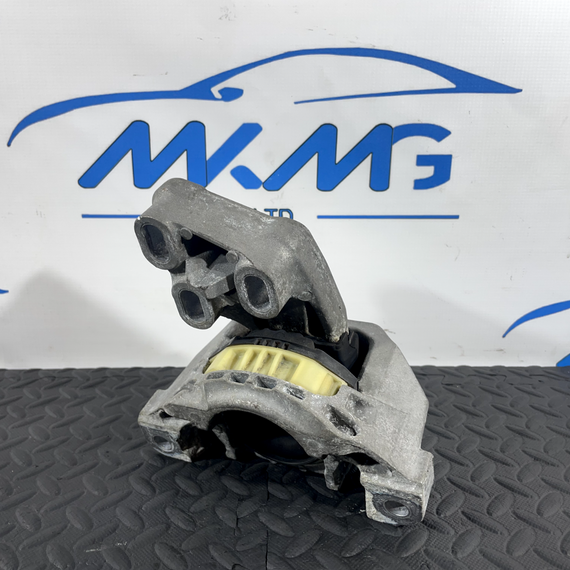 13-19 MERCEDES BENZ CLA C117 GENUINE 2.1 CDI ENGINE MOUNT BRACKET AC46000DF