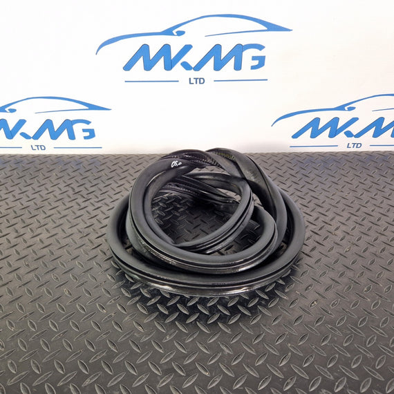 14-21 MERCEDES BENZ C220d W205 FRONT DOOR LEFT SIDE RUBBER SEAL A2056970051