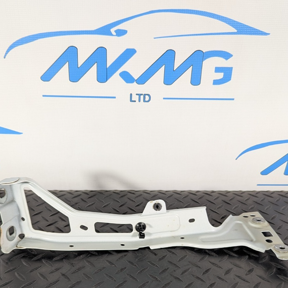 16-19 AUDI A4 B9 GENUINE OEM FRONT LEFT N/S WING BRACKET MOUNT 8W0821135C