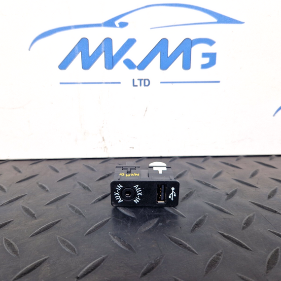 BMW 1 2 3 4 SERIES F20 F21 F22 F30 F31 F32 F33 USB/AUX-IN SOCKET PLUG 9229246