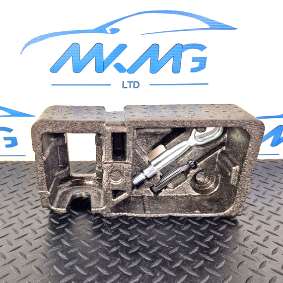 16-22 BMW X1 F48 GENUINE BOOT STORAGE TRAY MOBILITY SYSTEM TOW EYE 6877570