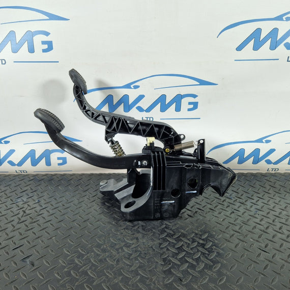 16-22 BMW X1 F48 GENUINE OEM BRAKE & CLUTCH PEDAL ASSEMBLY 6860677 6870850