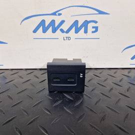 19-ON MERCEDES BENZ B CLASS W247 GENUINE DUAL USB C PORTS SOCKET A2478200301