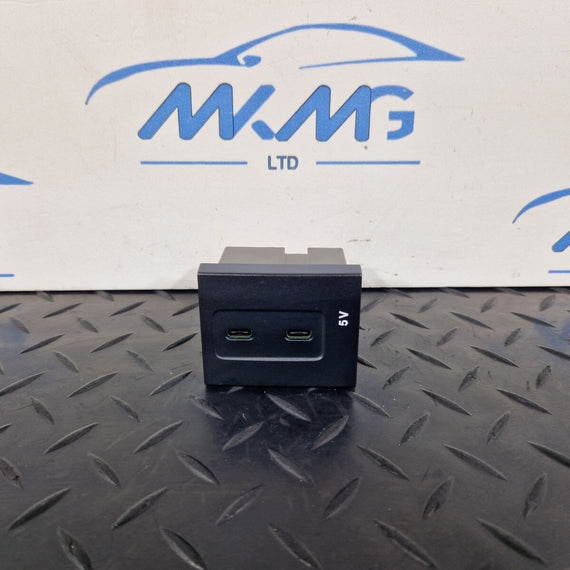 19-ON MERCEDES BENZ B CLASS W247 GENUINE DUAL USB C PORTS SOCKET A2478200301