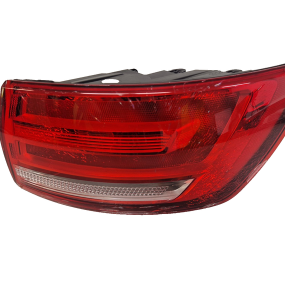 AUDI A4 B9 ESTATE REAR RIGHT O/S/R GENUINE TAIL OUTER LIGHT 8W9945070 SCRATCHES