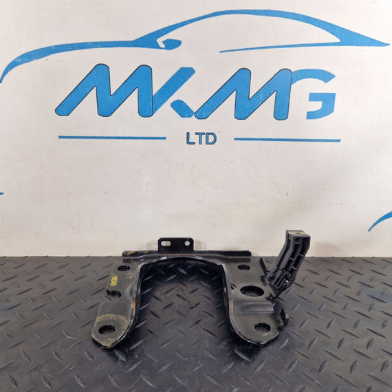 18-ON MERCEDES BENZ A CLASS W177 MAIN FLOOR RIGHTSIDE O/S HOLDER BRACKET MOUNT