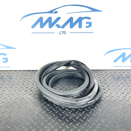 16-19 AUDI A4 B9 SALOON GENUINE TAILGATE RUBBER SEAL 8W5827705D