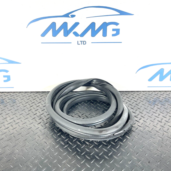 16-19 AUDI A4 B9 SALOON GENUINE TAILGATE RUBBER SEAL 8W5827705D