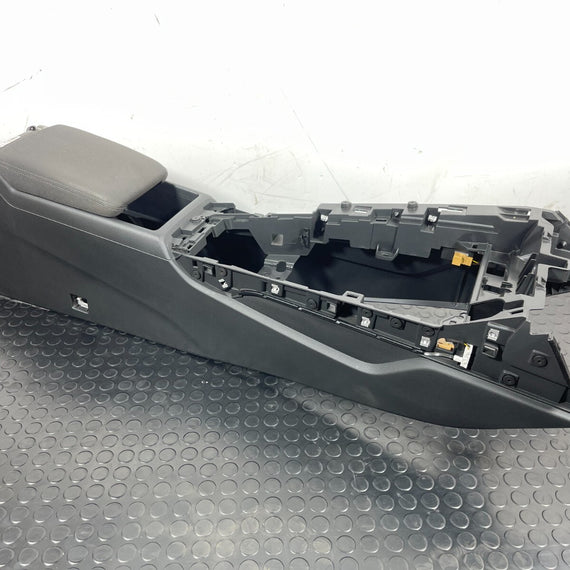 16-19 AUDI A4 B9 ESTATE GENUINE CENTRE CONSOLE & ARMREST 8W2863241 8W0864283A