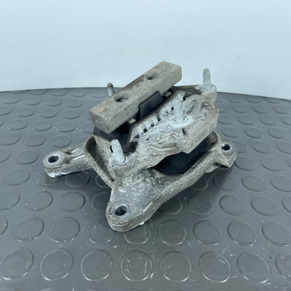 16-19 AUDI A4 B9 SALOON GENUINE 1.4 TFSI ENGINE MOUNT BRACKET 8W0399118B