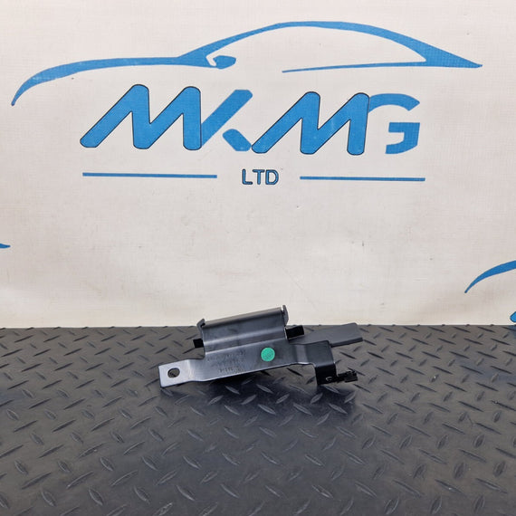 14-21 MERCEDES BENZ C220d W205 REAR RIGHT N/S LUGGAGE ROLLER BRACKET A2058605400