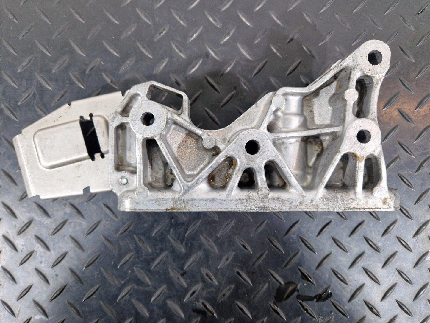 19-ON MERCEDES BENZ B CLASS W247  ENGINE CARRIER BRACKET A6542230004