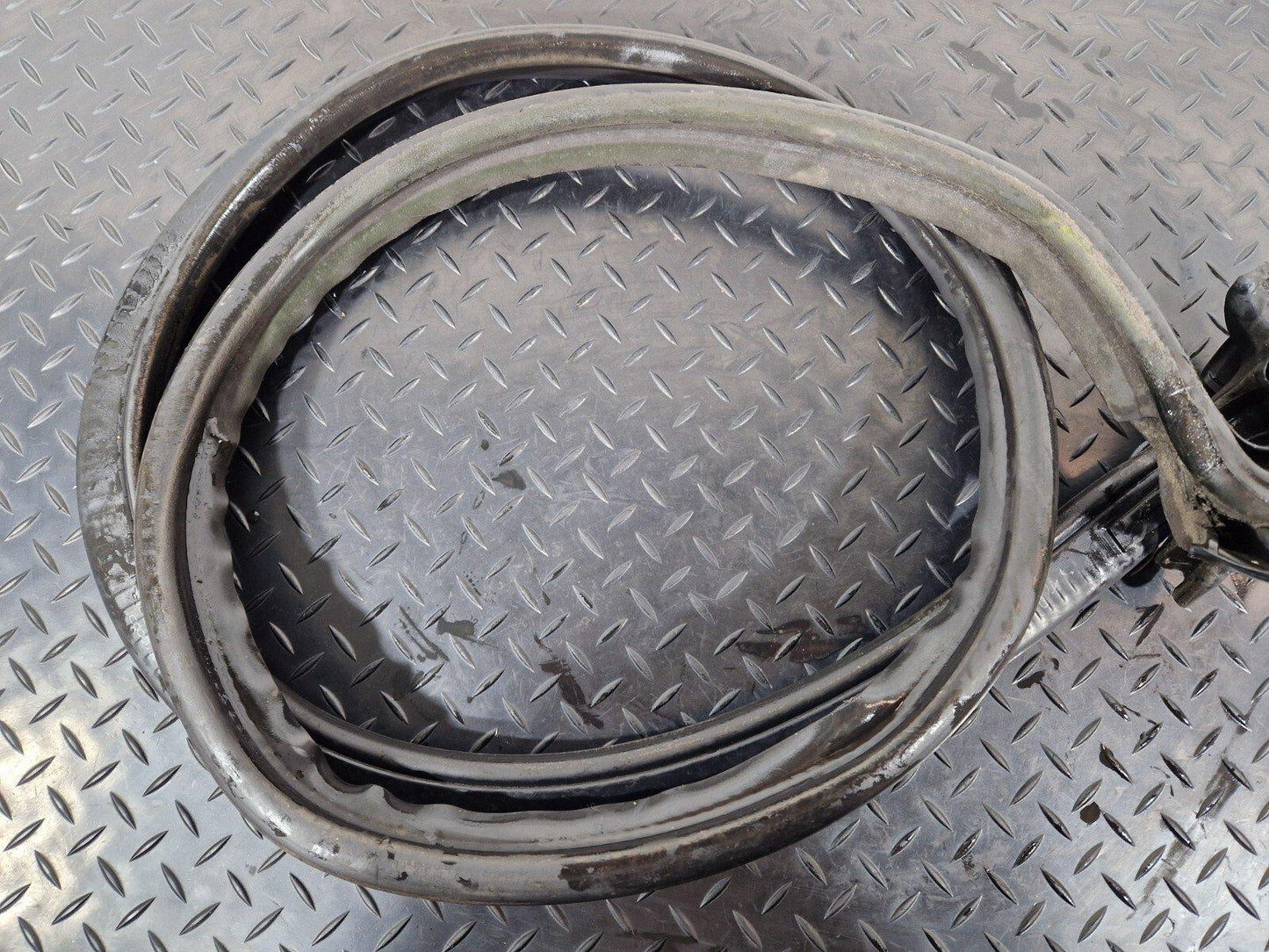 12-17 AUDI S5 CONVERTIBLE REAR ROOF RUBBER SEAL 8F0825397
