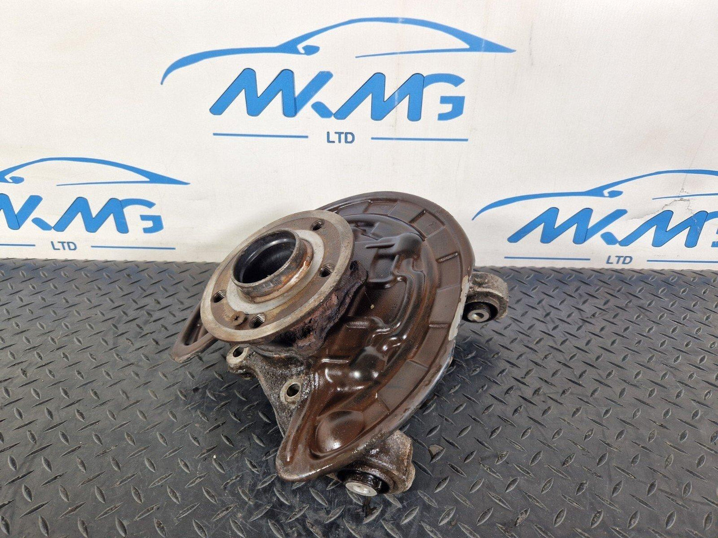 19-ON MERCEDES BENZ B CLASS W247 GENUINE DRIVER SIDE REAR WHEEL HUB A2473571400