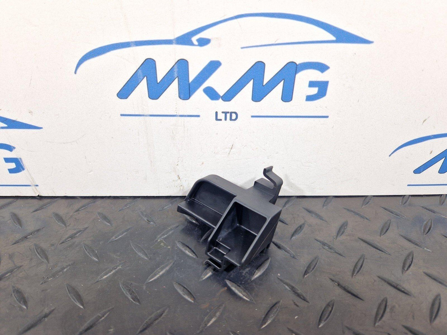 14-21 MERCEDES-BENZ C250D W205 GENUINE AIR DUCT UPPER SEAL BRACKET A2058314700