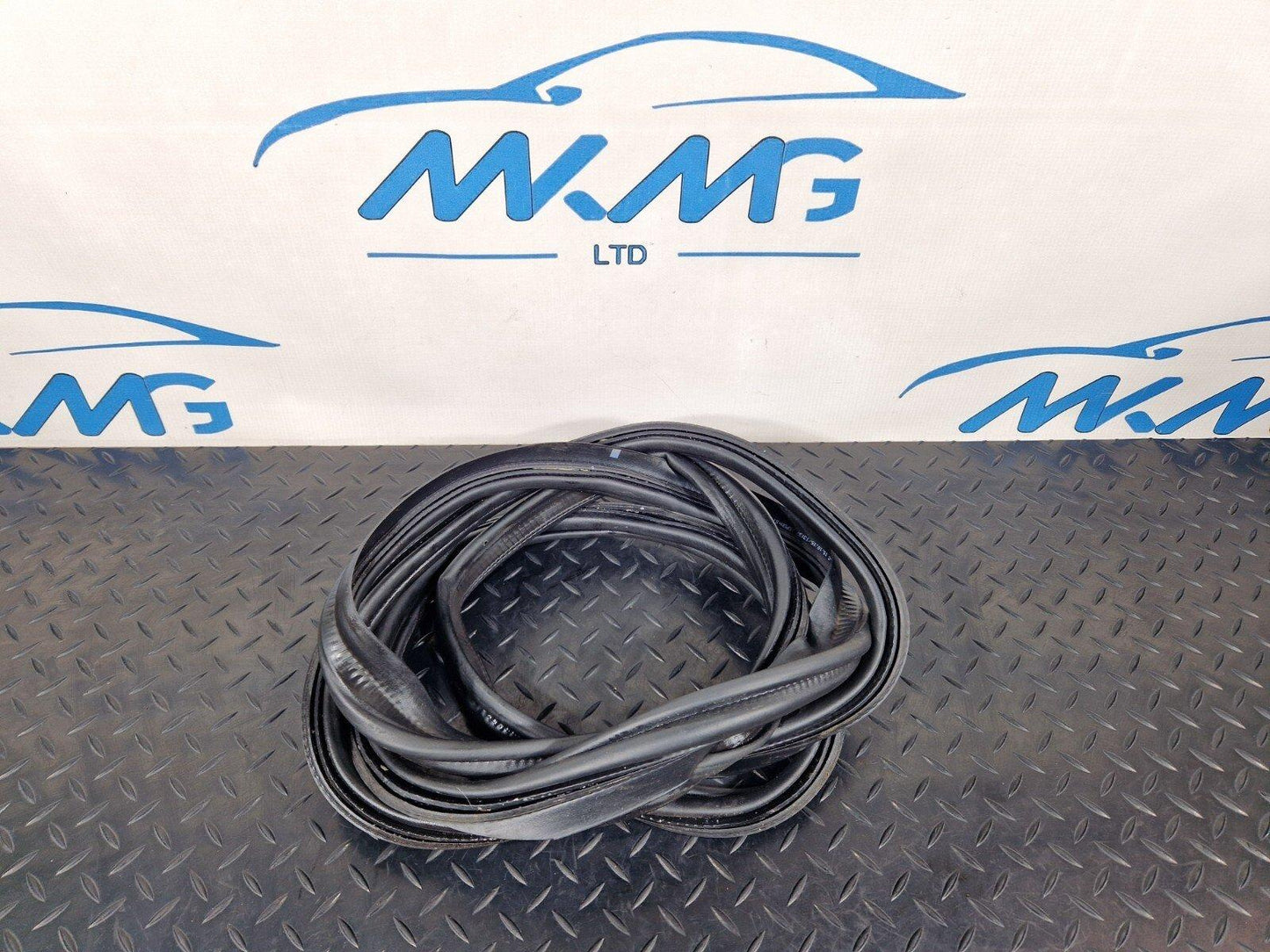 16-19 AUDI A4 B9 SALOON GENUINE TAILGATE BOOT LID RUBBER SEAL 8W5827705C