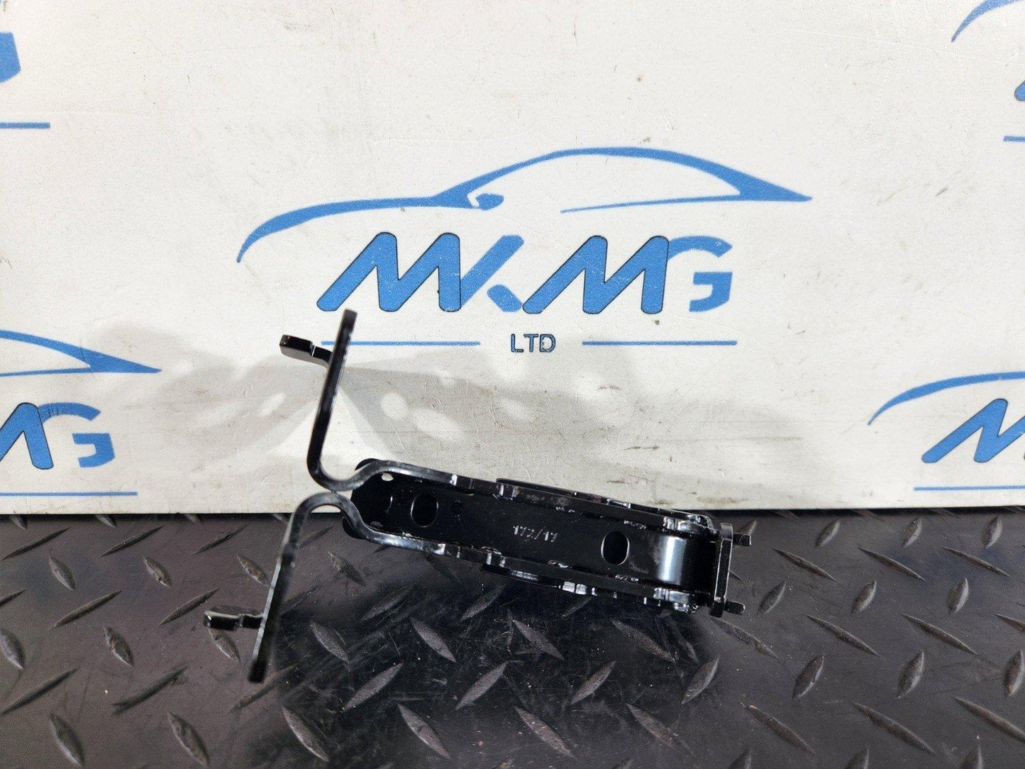 16-19 AUDI A4 B9 GENUINE OEM REAR CENTRE SEAT BRACKET MOUNT 8W0886177A