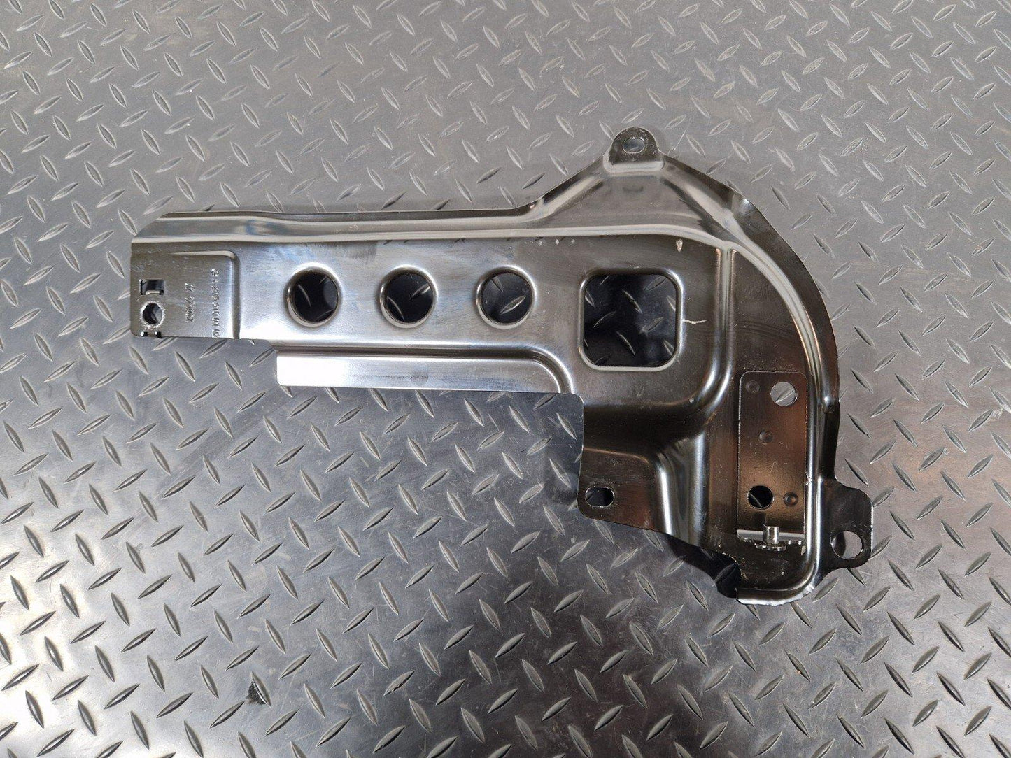 14-21 MERCEDES BENZ C200d W205 BOOT TRUNK FLOOR LEFT SUPPORT BRACKET A2056100102