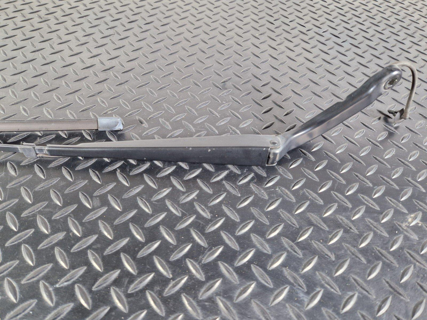 18-ON MERCEDES BENZ SPRINTER W907 W910 WIPER ARM RIGHT O/S A9108203400