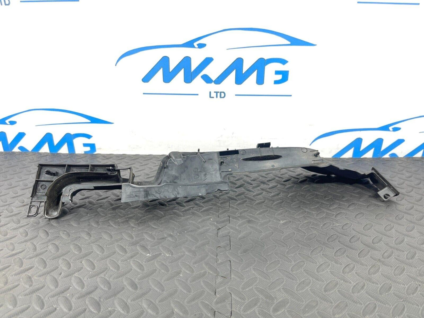 16-19 AUDI A4 B9 AVANT GENUINE RIGHT SIDE WING PANEL RUBBEL SEAL 8W0821170