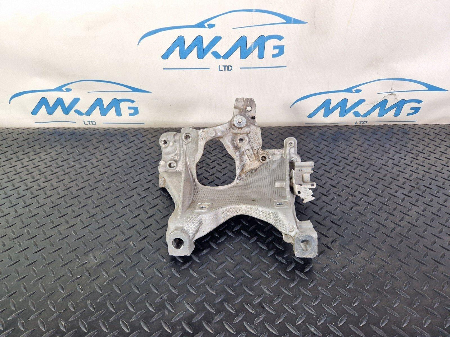 16-19 AUDI A4 B9 GENUINE OEM FRONT RIGHT SIDE SUBFRAME BRACKET MOUNT 8W0399296E