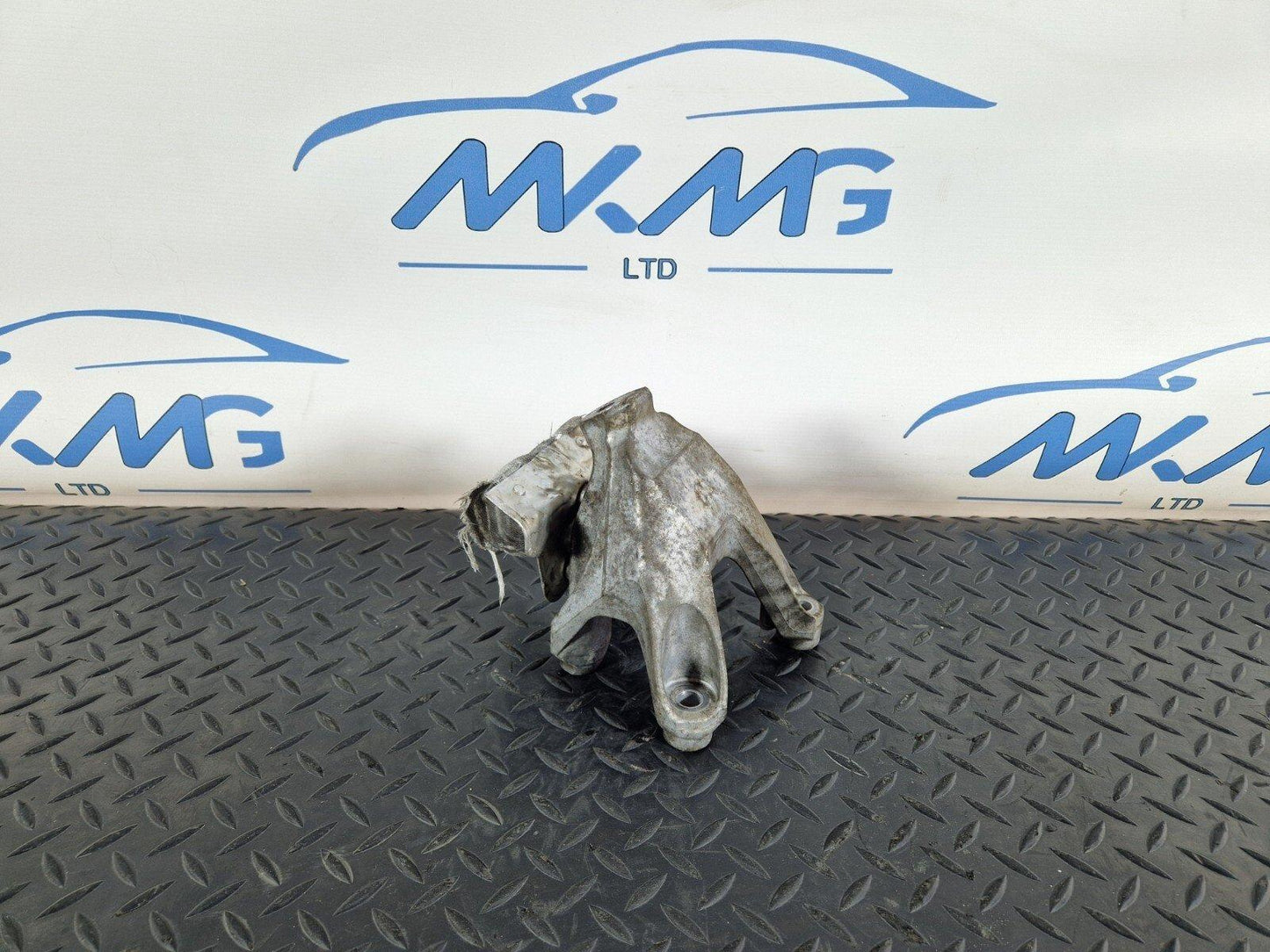 16-19 AUDI A4 AVANT B9 GENUINE LEFT ENGINE MOUNT BRACKET 8W0199307H