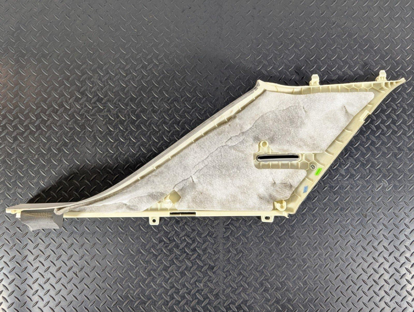 11-19 MERCEDES BENZ ML W166 GENIUNE REAR RIGHT SIDE PILLAR COVER A1666905025