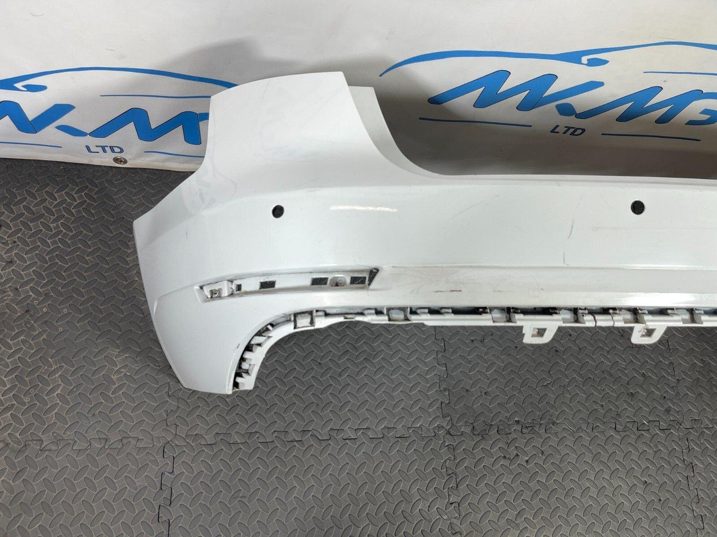 16-19 AUDI A4 B9 ULTRA SE GENUINE REAR BUMPER IN WHITE (DAMAGED)
