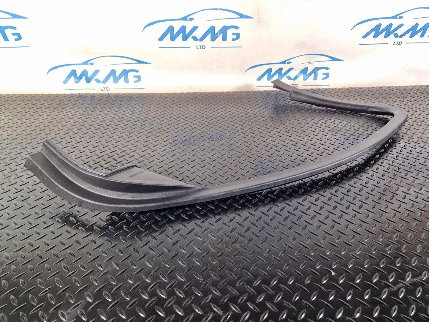 20-24 BMW 1 SERIES F40 FRONT LEFT WINDOW DOOR FRAME COVER 7464799