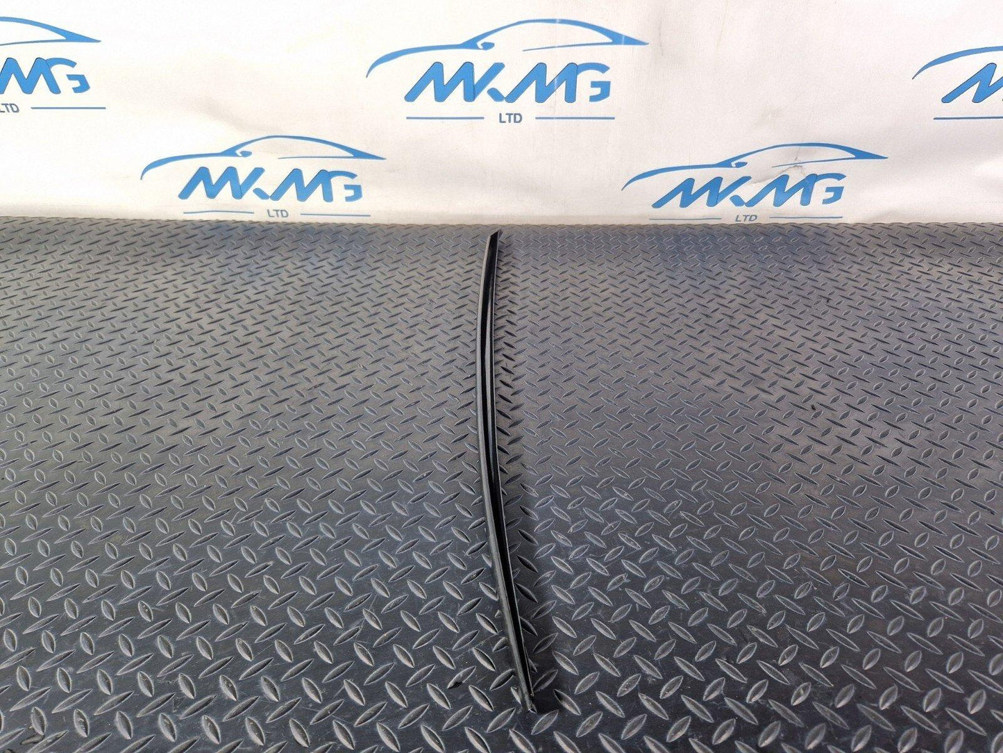 16-19 AUDI A4 B9  FRONT LEFT WINDSCREEN WEATHERSTRIP MOULDING STRIP 8W0854327C