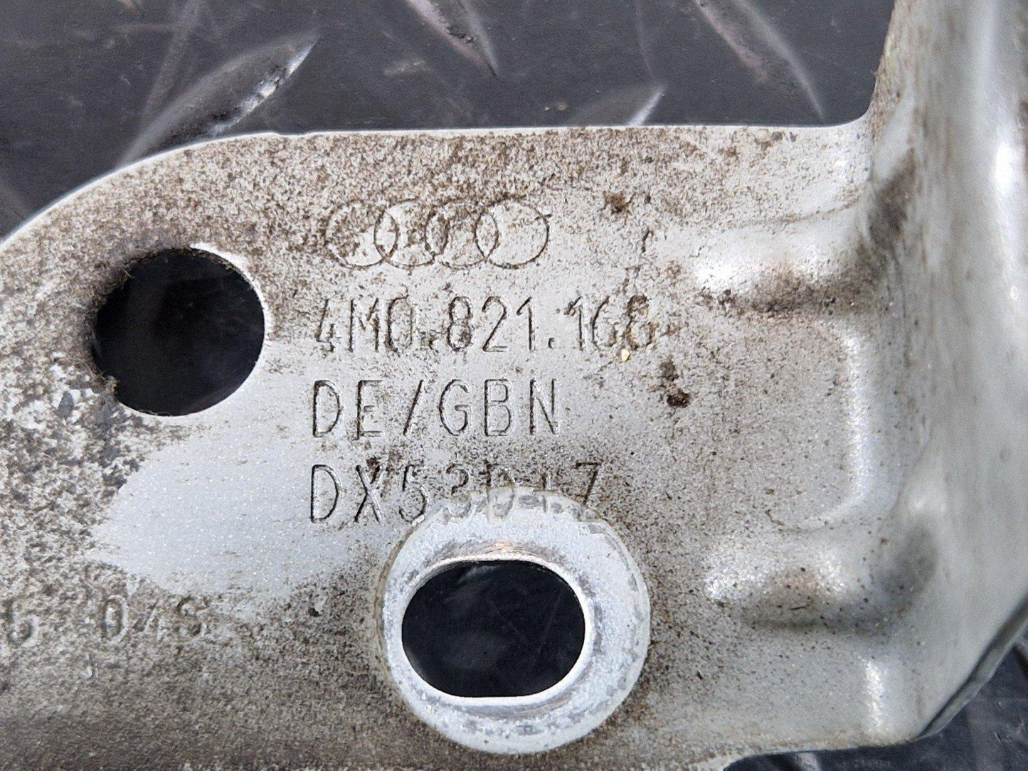 16-20 AUDI Q7 4M GENUINE FRONT RIGHT O/S FENDER HOLDER WING BRACKET 4M0821168