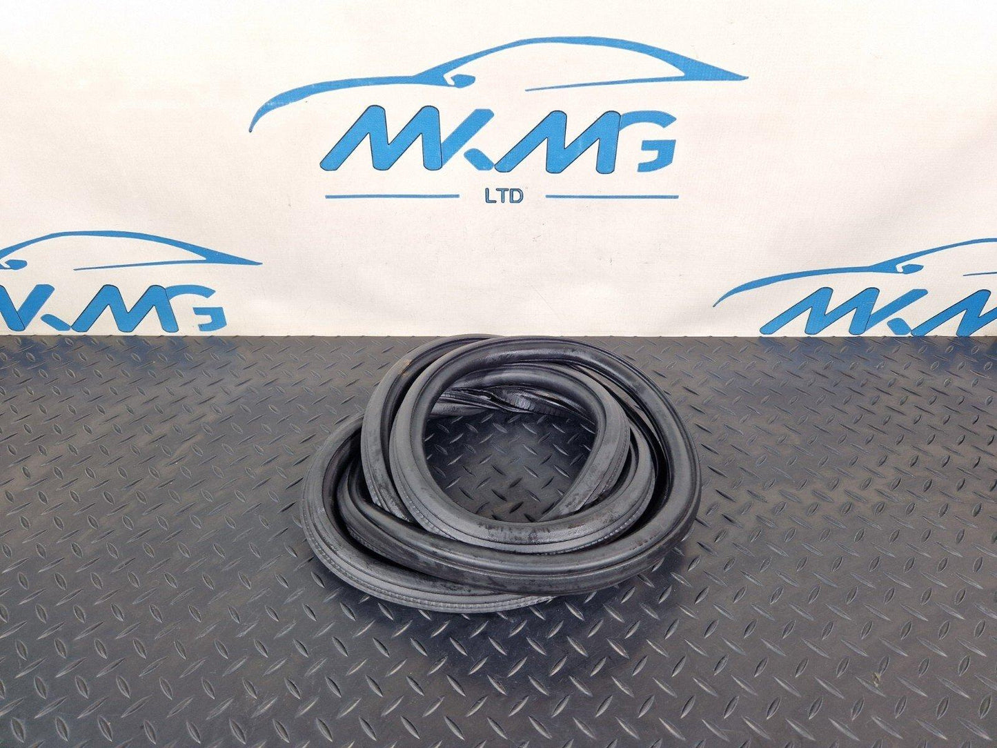 16-19 AUDI A4 B9 REAR LEFT OR RIGHT DOOR RUBBER SEAL 8W5833721